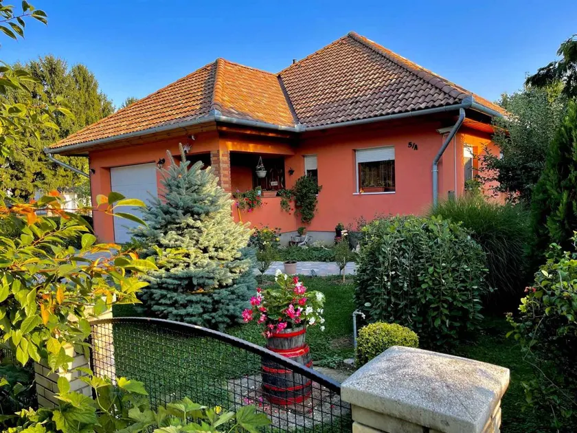 House with garden, barbecue & terrace - Image 1