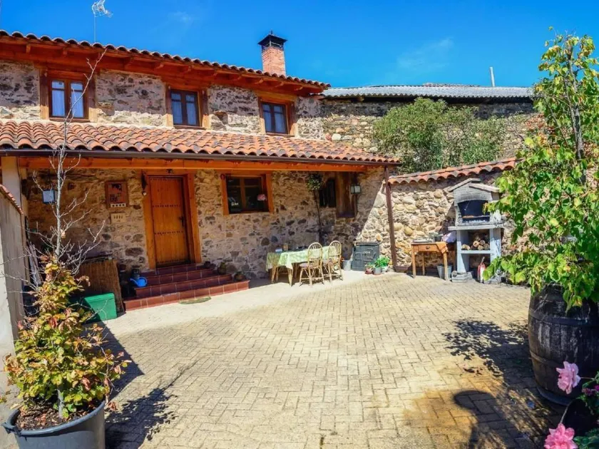 Apartamento vacacional con barbacoa, terraza y jacuzzi - Image 1