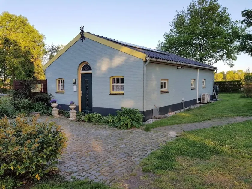 Holiday home with terrace & garden - Image 1