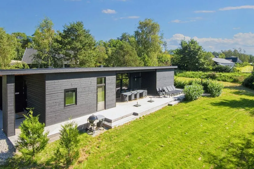 Fully equipped holiday home with terrace, BBQ & sauna - Image 1