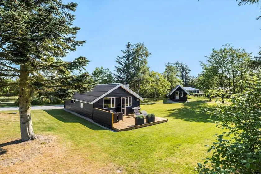 Holiday home with barbecue & terrace - Image 1