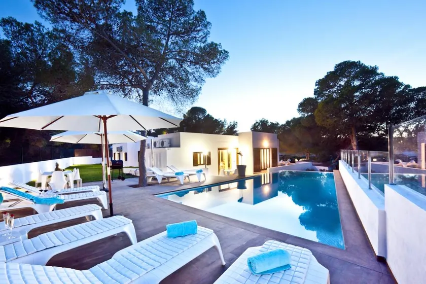Villa with garden, private pool & BBQ - Image 1
