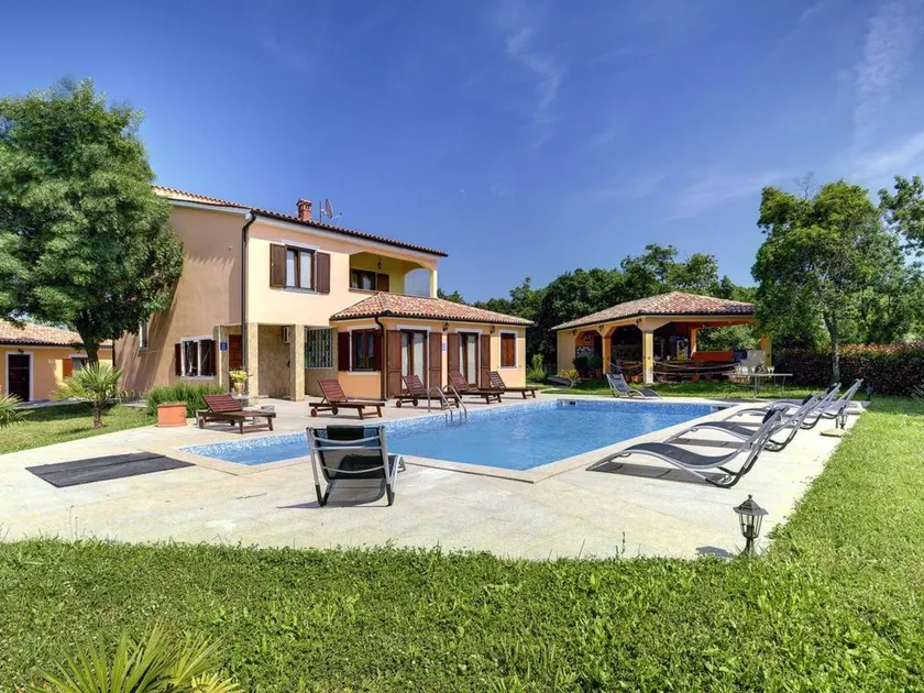 Casa vacacional con terraza, piscina privada y sauna - Image 1