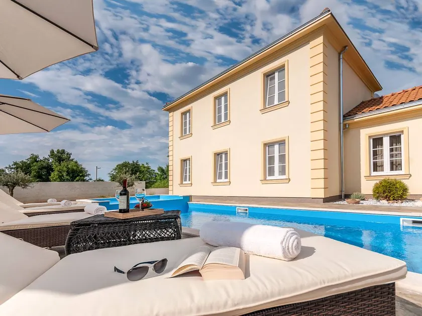 Villa with pool - Image 1