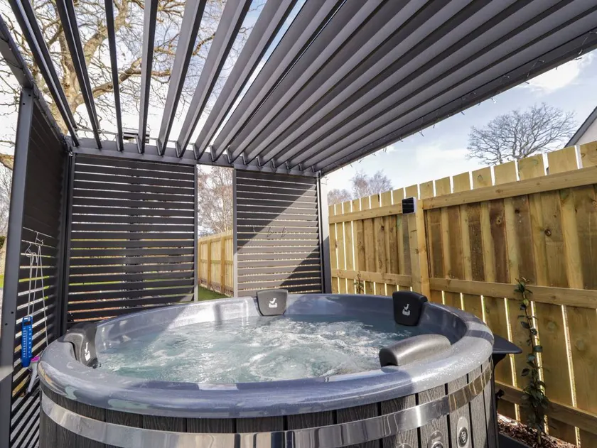 Cottage with garden & hot tub - Image 1