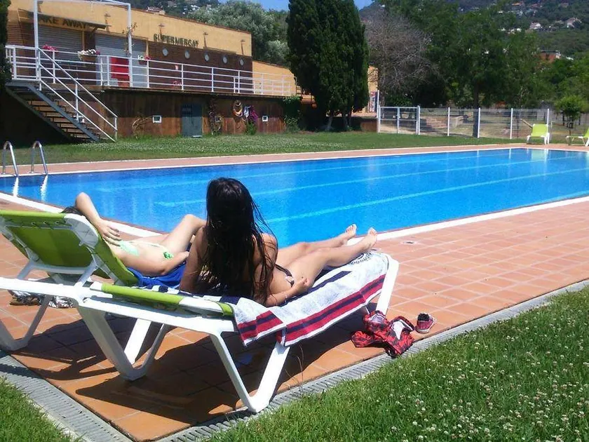 Family-friendly mobile home with pool & terrace - Image 1