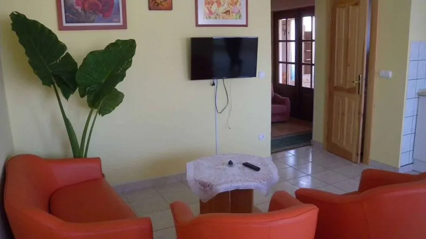 Charming apartment with garden - Image 1