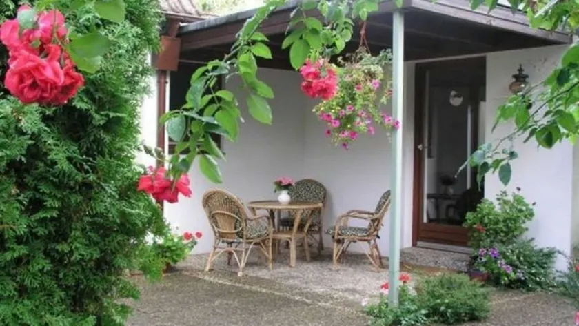 Holiday apartment with garden & terrace - Image 1
