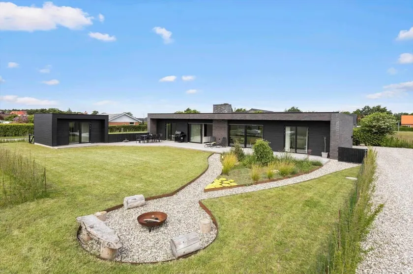 Fully equipped holiday home with BBQ & terrace | Pet-friendly - Image 1