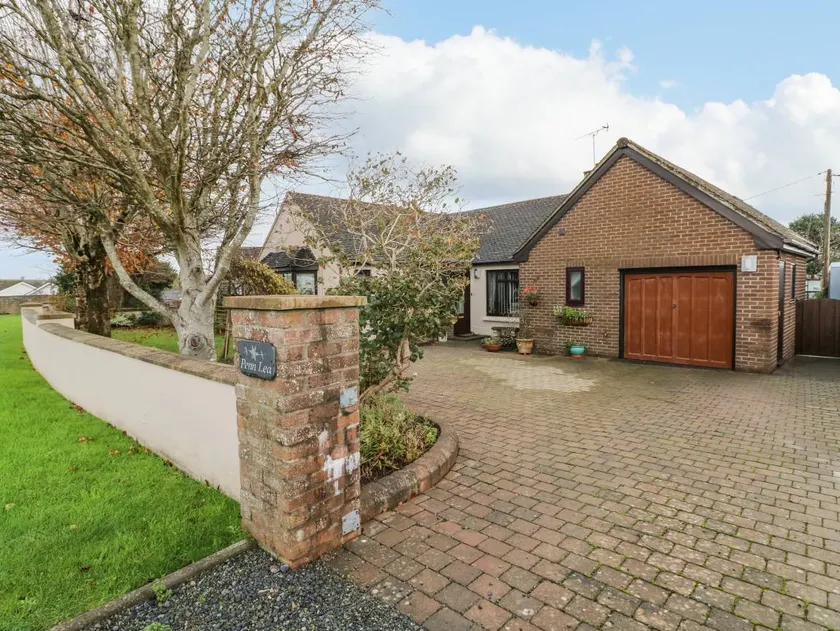 Family-friendly cottage with garden - Image 1