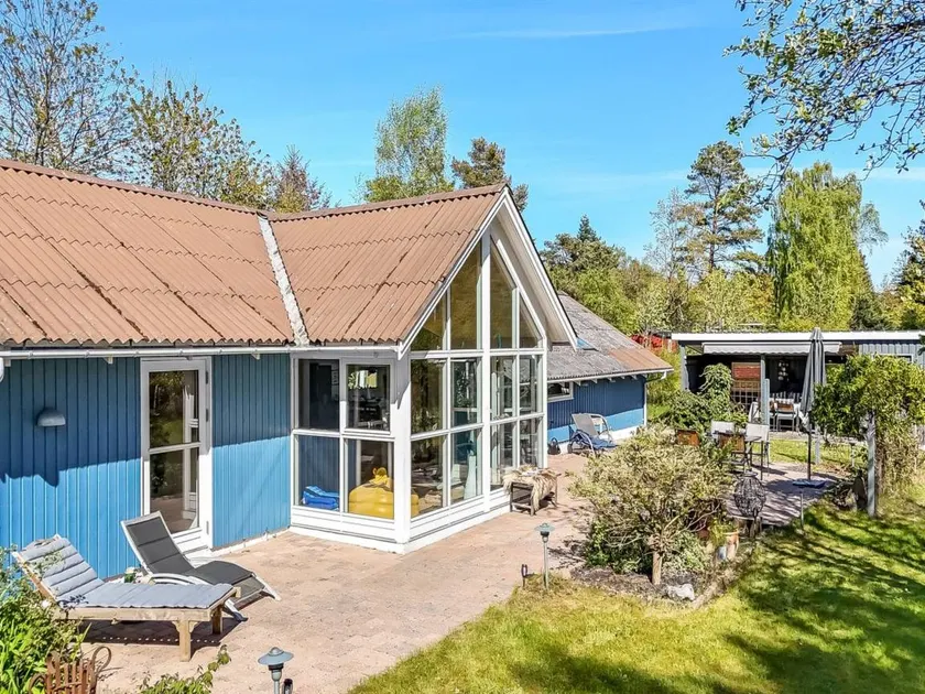 Holiday home with barbeque & terrace - Image 1