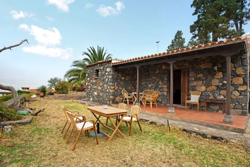 Holiday Home 'La Roquina' with Sea View, Wi-Fi and Air Conditioning - Image 1