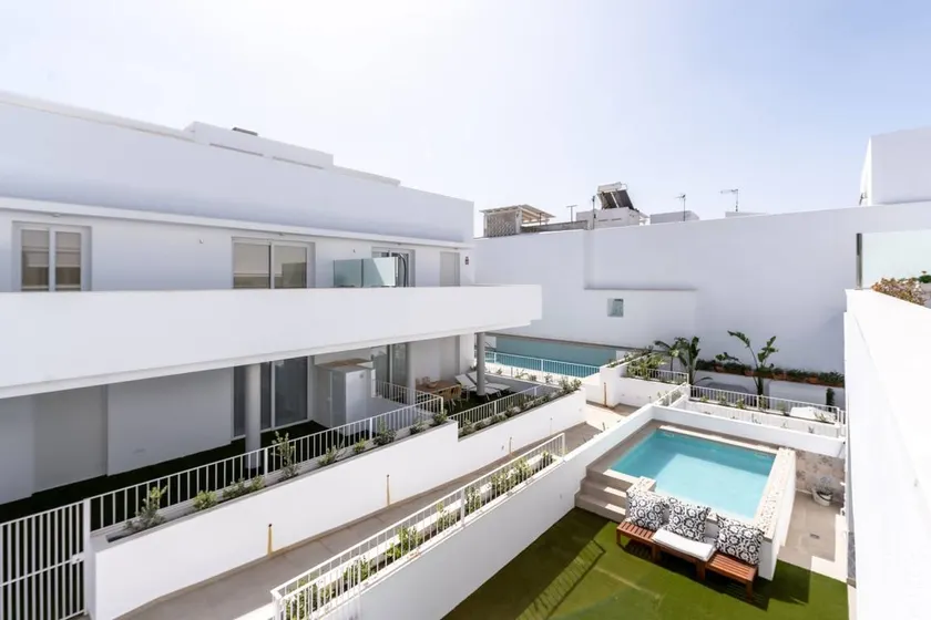 Holiday apartment with terrace & pool - Image 1