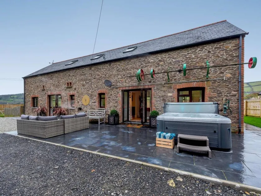 Cottage with jacuzzi & garden - Image 1