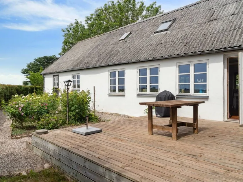 Holiday home with BBQ & terrace - Image 1