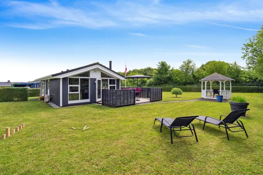 House with garden, barbecue & sauna - Image 1
