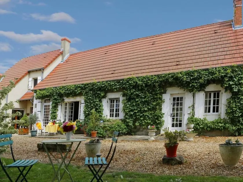 Charming 19th-century farm with hiking and guest table - Image 1