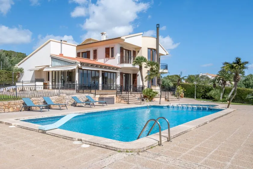Holiday home with barbeque, garden & terrace | Mountain view - Image 1