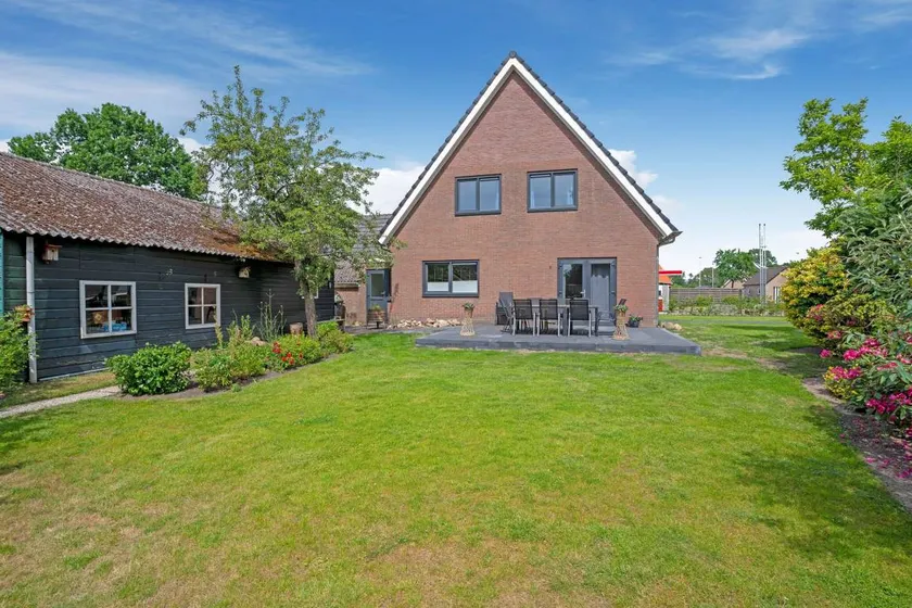 Villa with garden - Image 1
