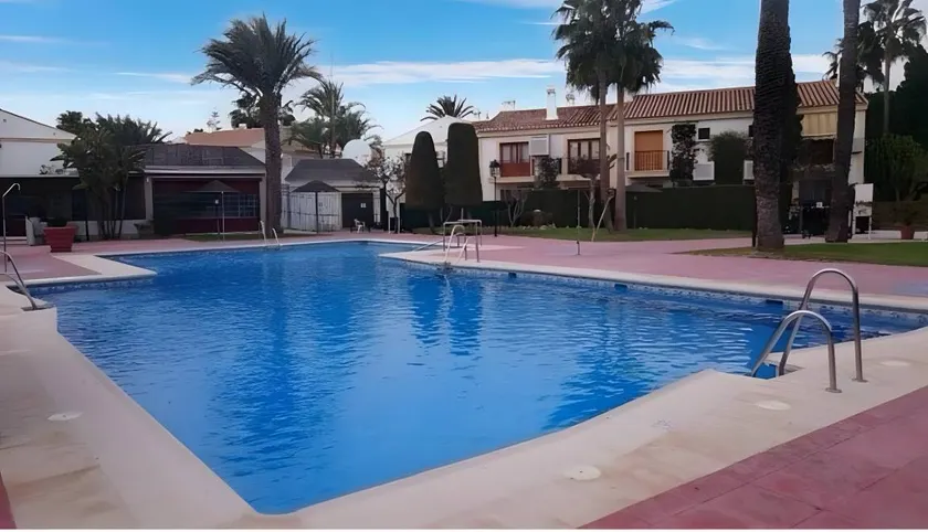 Flat with garden & pool | Garden view - Image 1