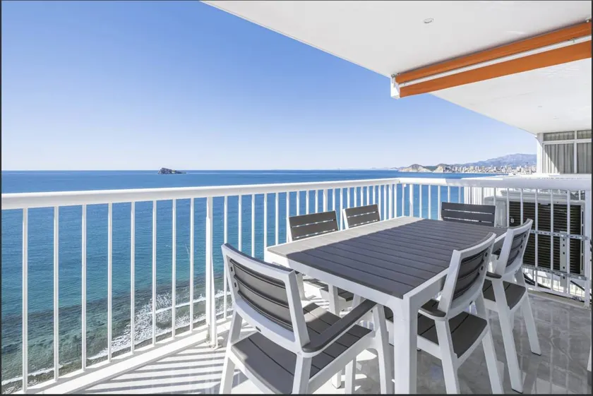 Maison avec terrasse et piscine - Image 1
