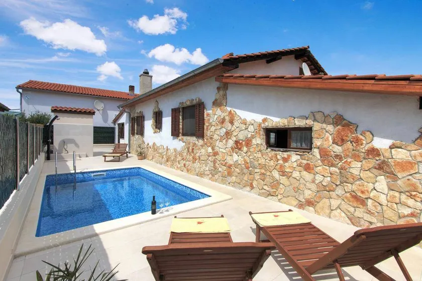 Casa vacacional apta para niños con piscina, terraza y barbacoa | Acepta mascotas - Image 1