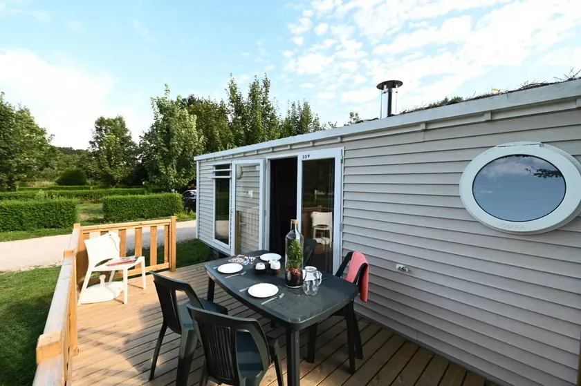 Mobile home with heated pool - Image 1