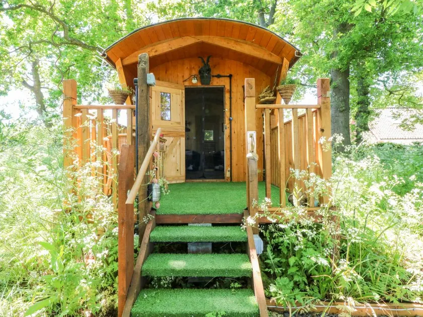 Cottage with garden - Image 1