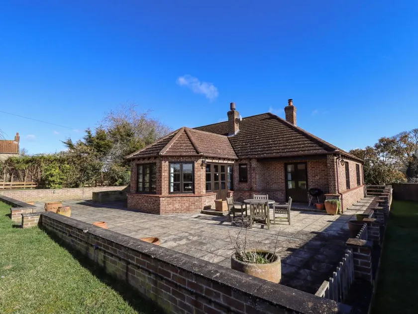 Cottage with garden - Image 1