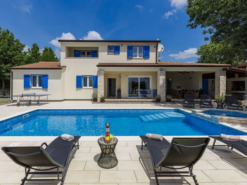 Villa with pool, barbeque & terrace - Image 1