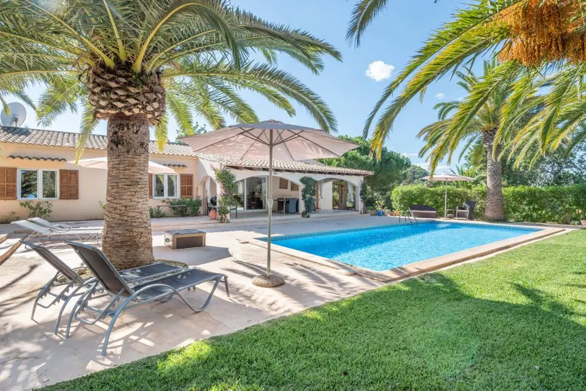 Family-friendly spacious house with BBQ, terrace & private pool | Mountain view | Pet-friendly - Image 1