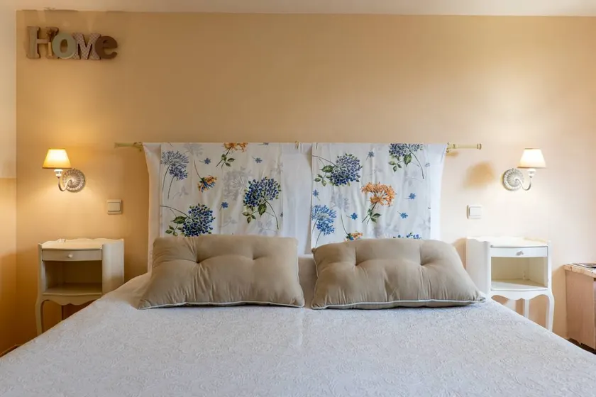 Bed and Breakfast 'Le Mas Du - Chambre Loup' with Mountain View, Shared Terrace and Wi-Fi - Image 1