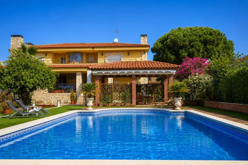 Villa with garden, hot tub & private pool - Image 1