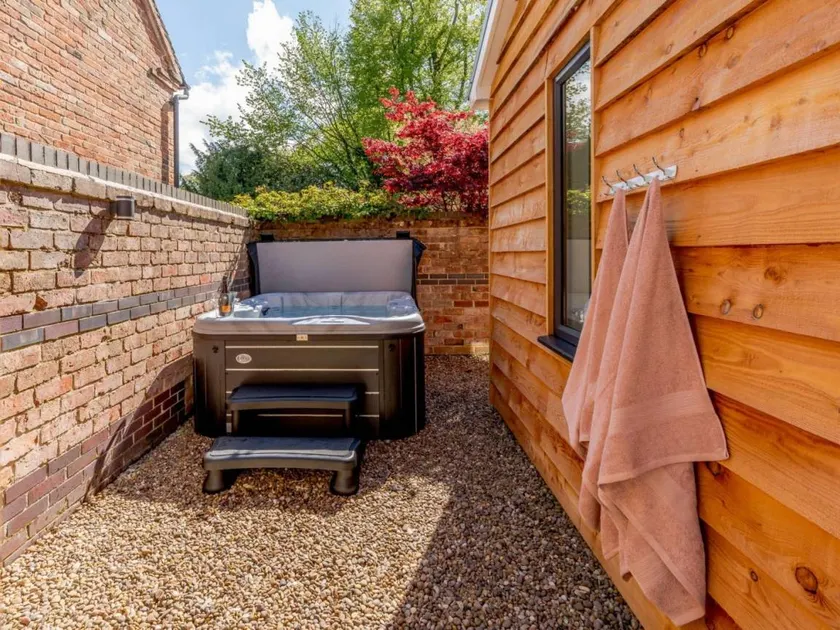 Lodge con jardín y jacuzzi - Image 1