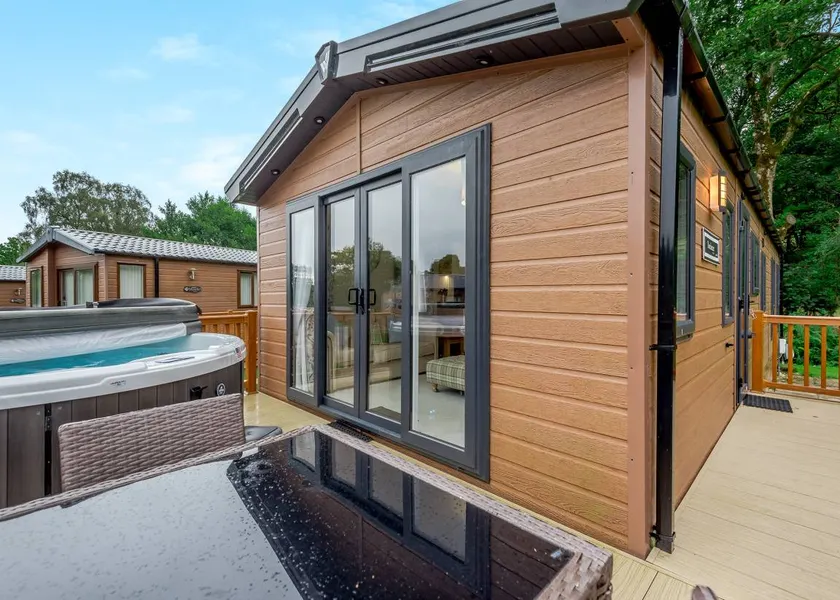 Chalet with hot tub - Image 1