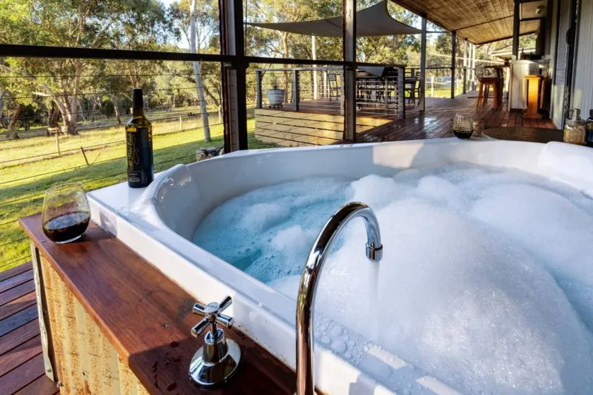 Breathtaking Cabin with Spectacular Interior, Deck, Jacuzzi and Countryside Views in Victoria - Image 1
