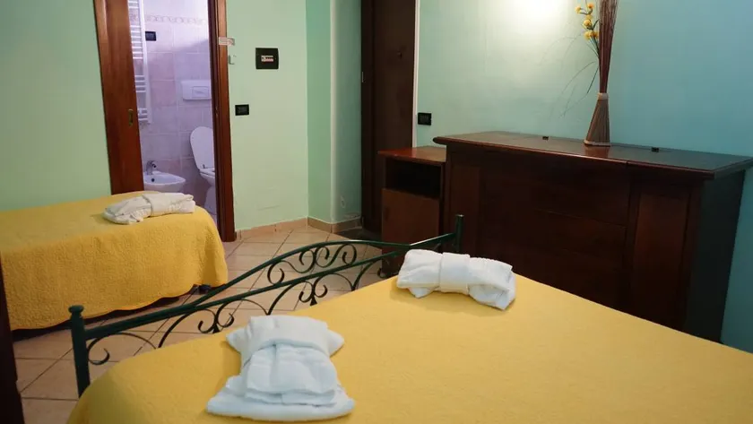 Il Falco del Cilento di Tortora Giuseppina: 8. Camera Tripla con letto matrimoniale e 1 singolo su piscina - Image 1