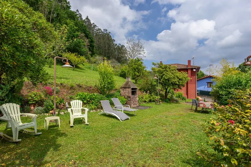 Holiday Home 'Lolo' with Private Garden and Wi-Fi - Image 1