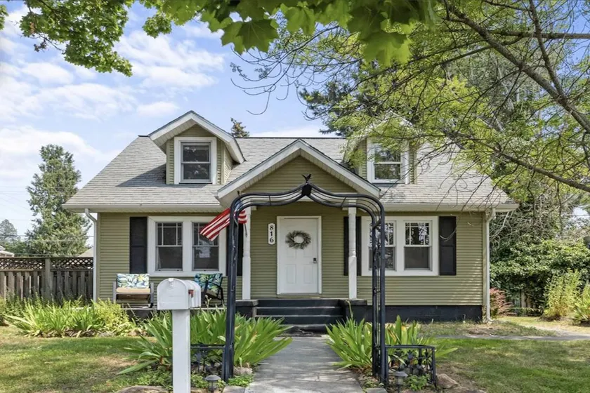 C Street Charm - Image 1