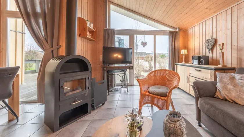 Holiday home with hot tub, terrace & garden | Next to the beach | Dogs allowed - Image 1