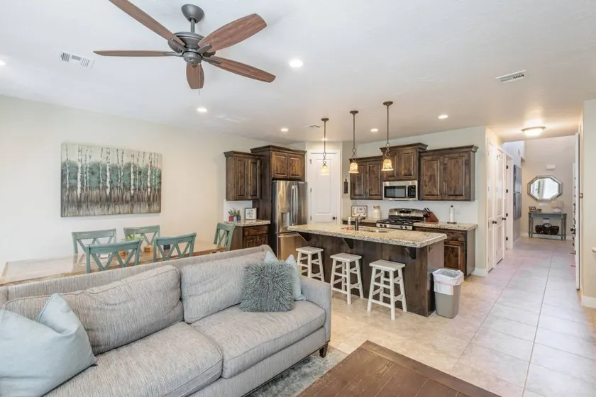 Family-friendly house with terrace & private pool - Image 1