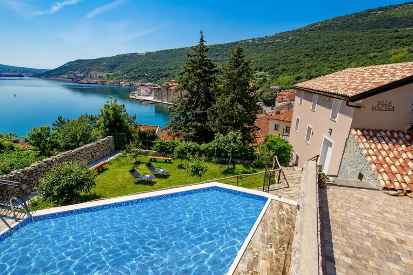 Villa with pool, garden & barbecue | City view - Image 1