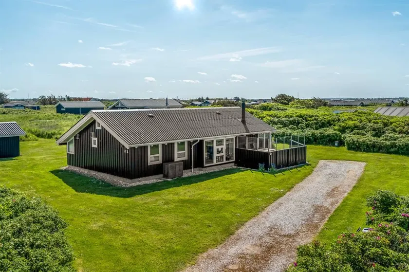 House with hot tub, terrace & sauna - Image 1