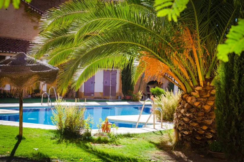 Holiday home with pool & garden | Pet-friendly - Image 1