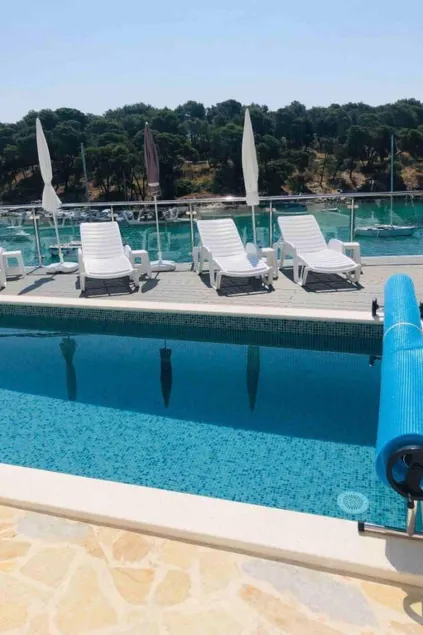 Apartment with terrace & pool - Image 1