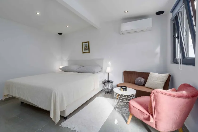 Beautiful studio with terrace - Image 1