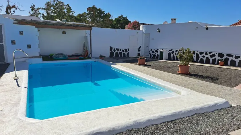 Rustic 2 Bedroom Apartment with Sea View, Free WiFi, Private Terrace & Garden - Image 1