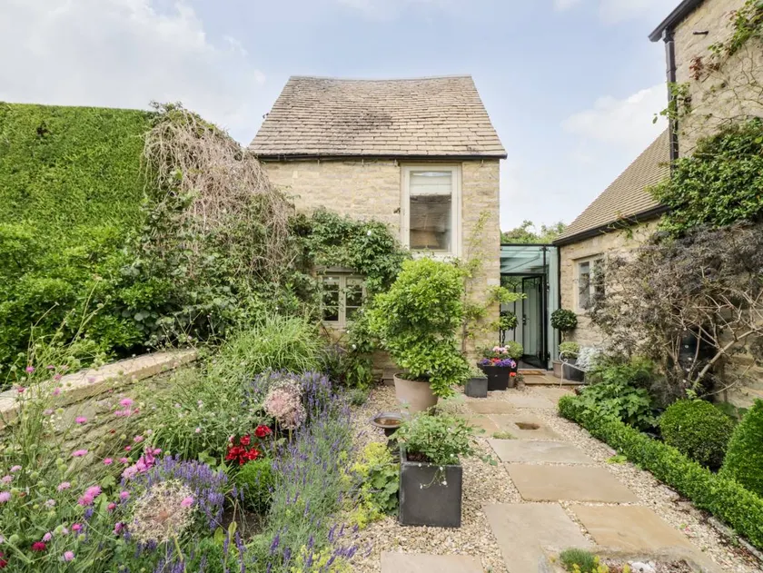 Cottage with garden - Image 1