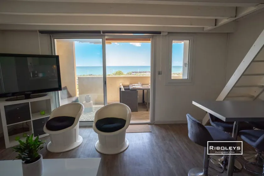 Holiday apartment with pool, barbeque & terrace | Beach view - Image 1