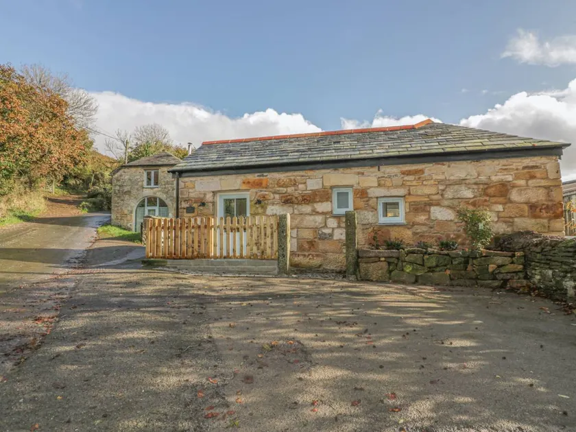 Cottage with hot tub & garden - Image 1